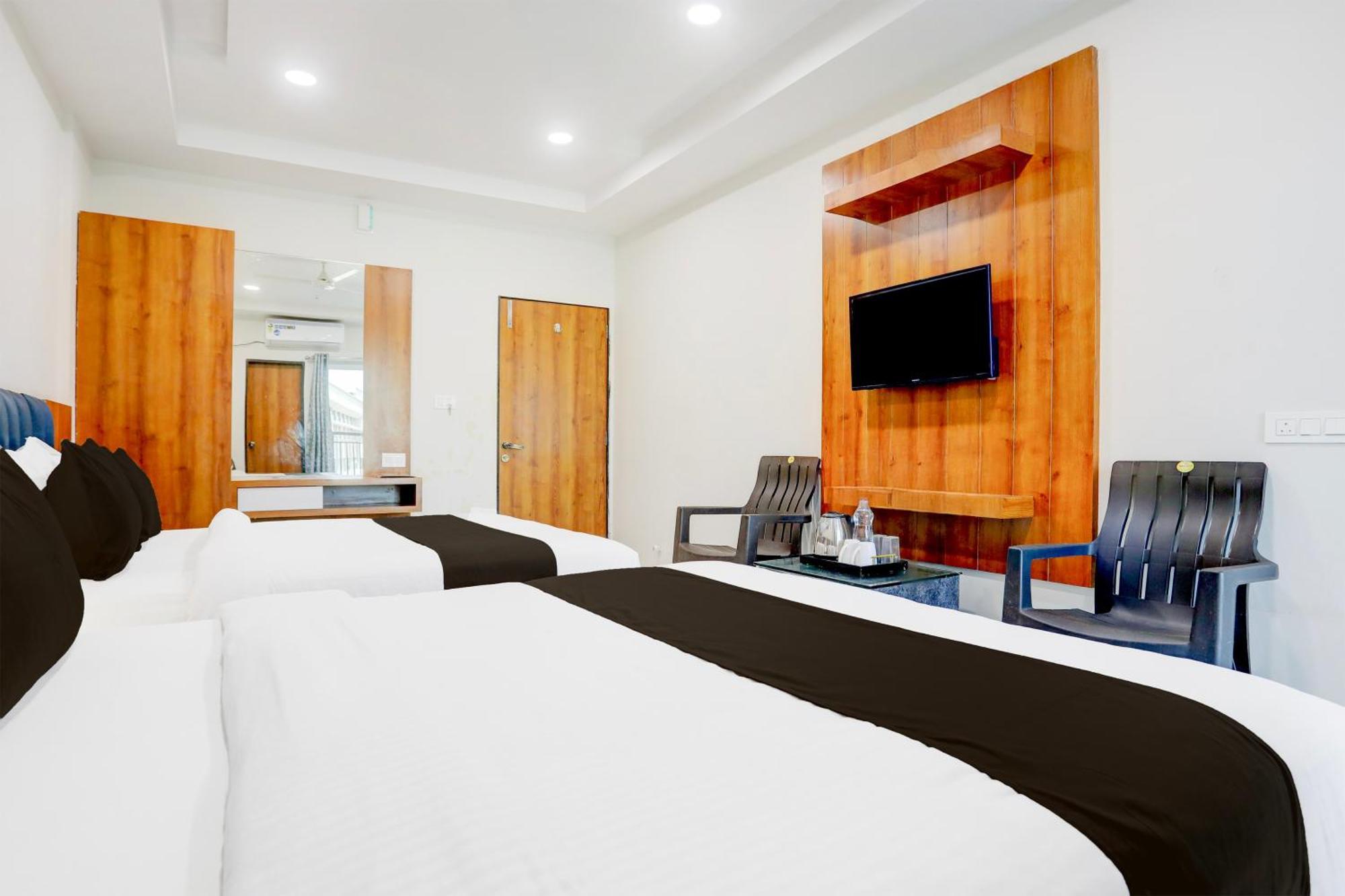 Super Townhouse Ambaji Formerly Hotel Kardhar Inn Εξωτερικό φωτογραφία